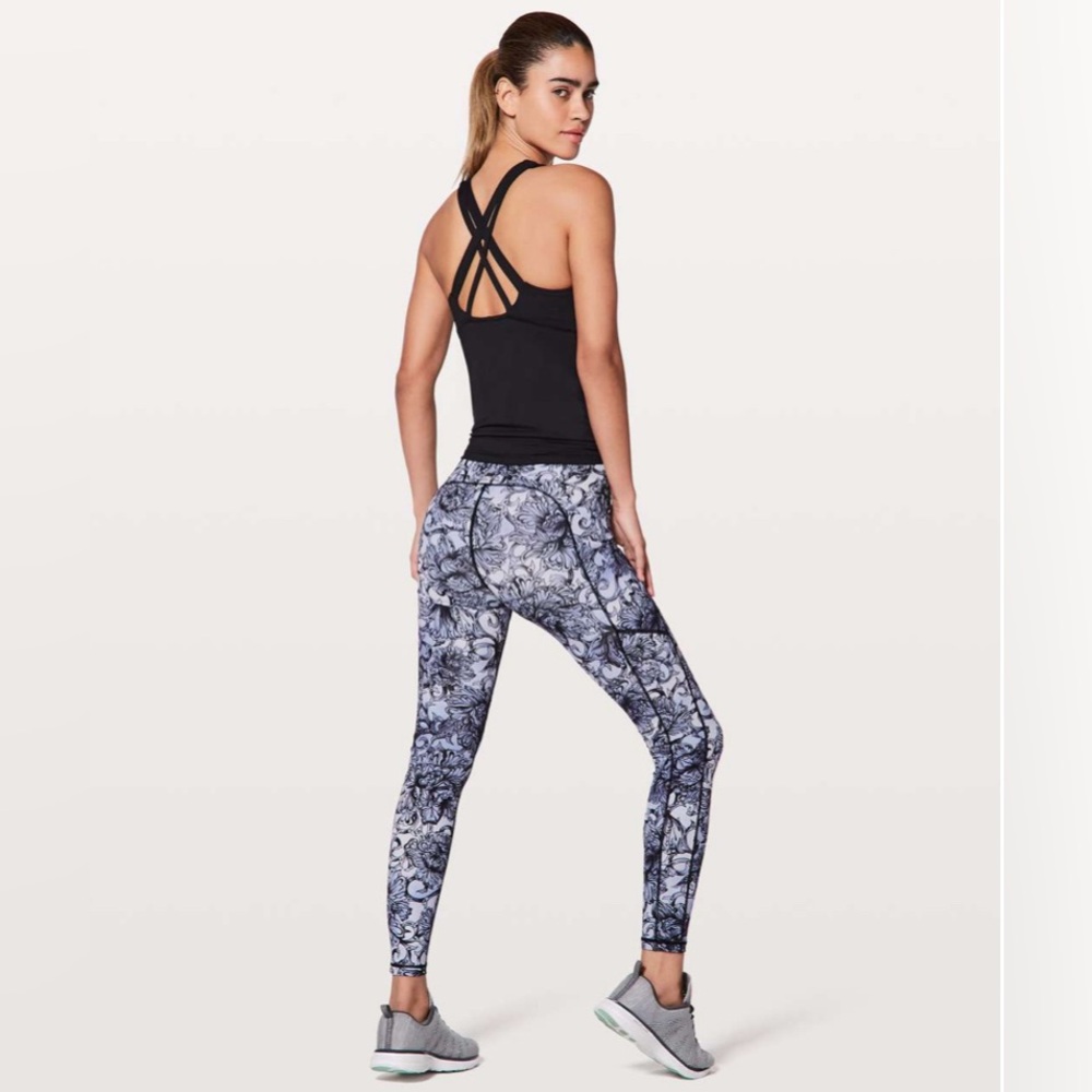Lululemon Speed Up Tight *28"
Hanakotoba Starlight Multi. Size 6
